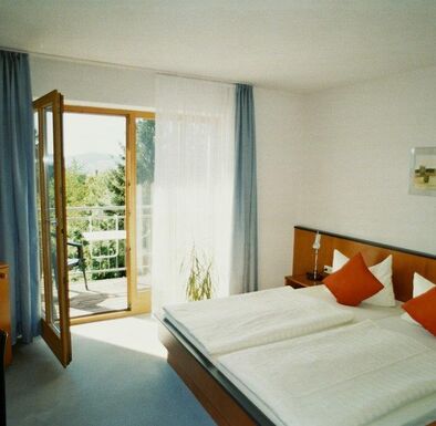 Zimmer im Sonnenhof mit offener Balkontür