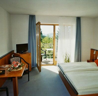Zimmer im Sonnenhof mit offener Balkontür