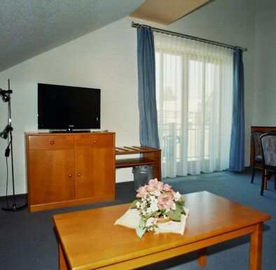 Zimmer im Sonnenhof mit offener Balkontür